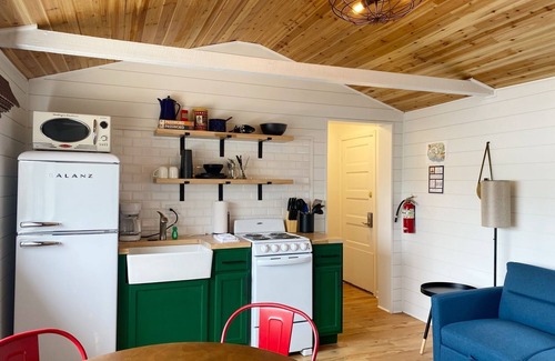 Camdenton Cabina | Renovated lake cabin with swimming pool + resort amenities!
