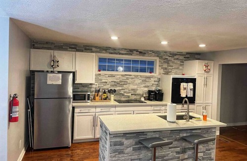 Port Weller Casa | Renovated Lakeside Niagara Home w/hot tub/fire pit