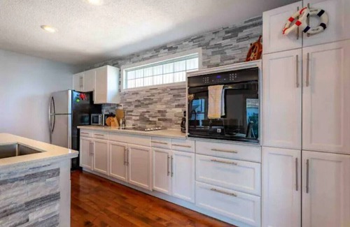 Port Weller Casa | Renovated Lakeside Niagara Home w/hot tub/fire pit