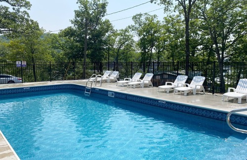 Camdenton Cabina | Renovated lakeside cabin with swimming pool & resort amenities!