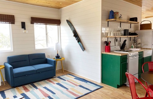 Camdenton Cabina | Renovated lakeside cabin with swimming pool & resort amenities!