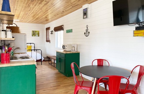 Camdenton Cabina | Renovated lakeside cabin with swimming pool & resort amenities!