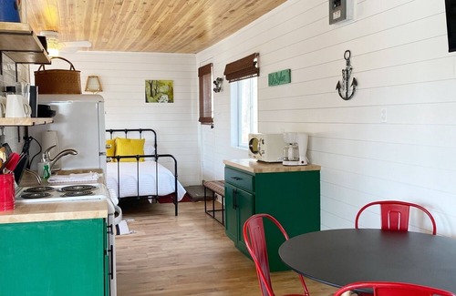 Camdenton Cabina | Renovated lakeside cabin with swimming pool & resort amenities!