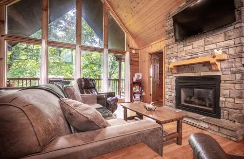 Sevierville Casa | Renovated Lux Cabin - Hot Tub Pool