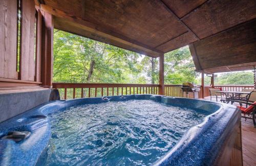 Sevierville Casa | Renovated Lux Cabin - Hot Tub Pool