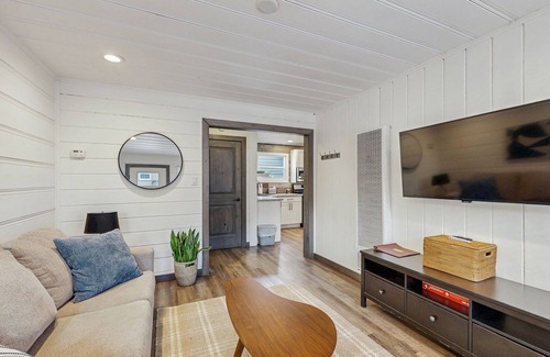 Lakeside Park Cabina | Renovated Modern Retreat with Hot Tub | Walk to Lakeside Beach & Gondola