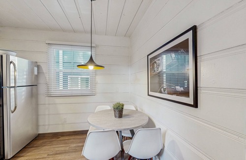 Lakeside Park Cabina | Renovated Modern Retreat with Hot Tub | Walk to Lakeside Beach & Gondola