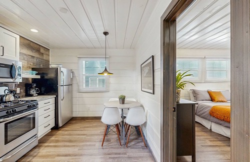 Lakeside Park Cabina | Renovated Modern Retreat with Hot Tub | Walk to Lakeside Beach & Gondola