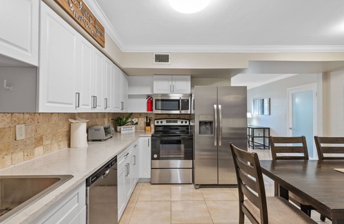 Edgewood Casa | RENOVATED Pink House near the Cruise & Airport - By Avi