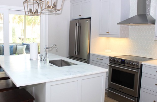 Spinnaker Beachhouses Casa | Reformado, Decorado Profesional de casa de pueblo! A pie de Servicios! ¡Mascota amigable!