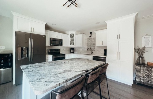 Newburgh Casa | Renovated Ranch: 3BDRM 2BATH with King Bed, En-Suite, Sleeps 6, Hot Tub & more!
