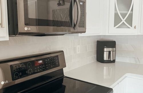Newburgh Casa | Renovated Ranch: 3BDRM 2BATH with King Bed, En-Suite, Sleeps 6, Hot Tub & more!