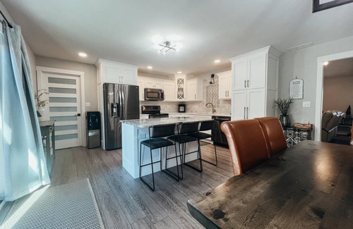 Newburgh Casa | Renovated Ranch: 3BDRM 2BATH with King Bed, En-Suite, Sleeps 6, Hot Tub & more!
