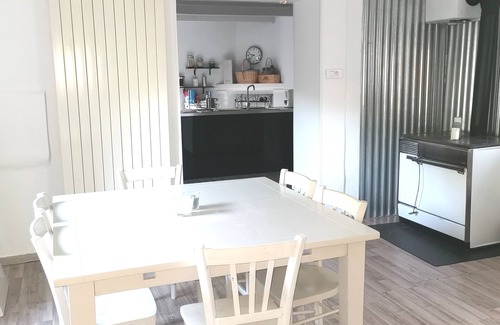 Juvinas Casa | Renovada de piedra de río de acceso privado, acogedor y muy bien equipado