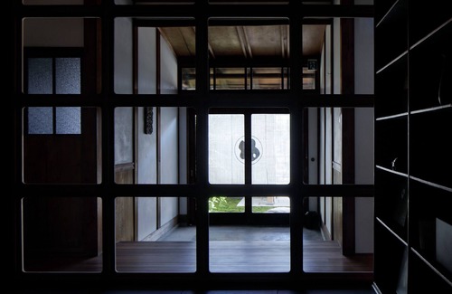 Kuwana Casa | Renovated the main house of Maruyo Lumber, which is over 70 years old. Located in Funama-cho, Kuwana City, the site of the "Shichiri-no-watashi" ferry, the inn is a private house with antiques and artwork that blends the old and the new.