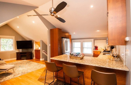 Dorchester Apartamento | Renovated Top Floor 1 Bedroom Condo in Savin Hill