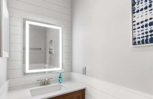 Lake Geneva Complejo | Renovated Unit with lake access and pier. 2 bedrooms, den, kitchen, hottub.