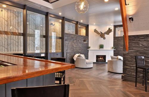 Killington Cabina | Rent An Inn! Takeover the Birch Ridge with your group, Mountain Lodge- 11 Rooms, Bar, Fireplace, 28ppl home