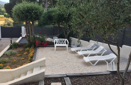Roquebrune-sur-Argens Apartamento | Alquiler para 4 personas en la planta baja de la villa.