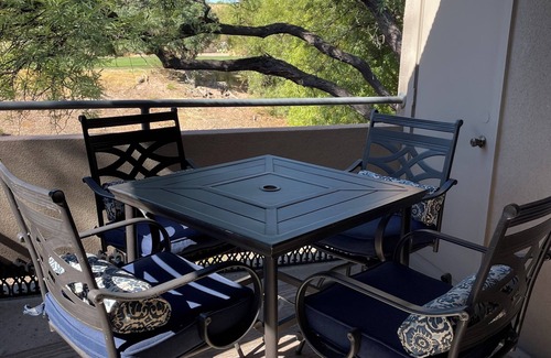 Tucson Condominio | Condominio privado en las hermosas estribaciones de Tucson. Vistas al campo de golf y montañas!