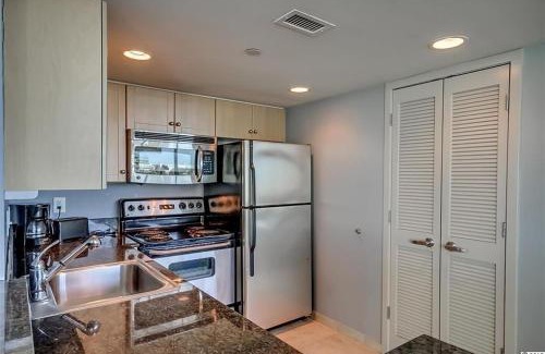 Downtown Myrtle Beach Apartamento | Resort condo w beach access & hot tub