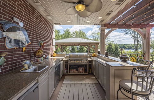 Lakeland Casa | Resort life living on Strawberry & Sunset Lake, therapeutic waterscape.