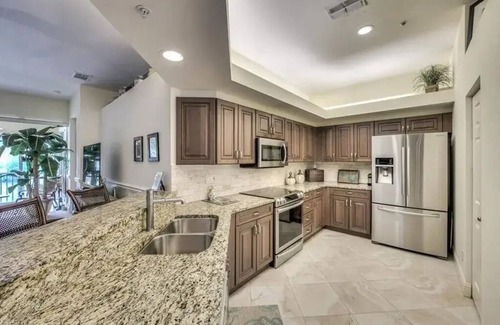 Bonita Springs Condominio | Resort living-6 pools, tennis, boche and more! Lakefront unit!