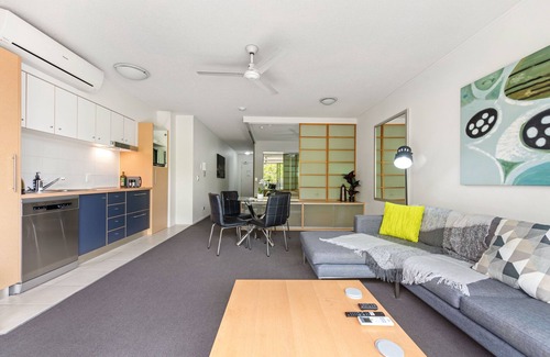 New Farm Apartamento | Resort Pad ~ 1Bed/1Bath/Balcony/1Car ~ 10 mins CBD