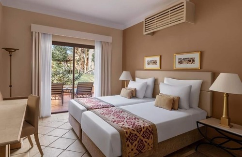 Makadi Bay Hotel | Resort Retreat in 2 Stylish Rooms with Outdoor Pool and Free Parking