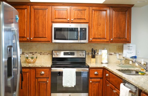 New Smyrna Beach Condominio | Resort style amenities in spacious condo with beach access and direct pool view.