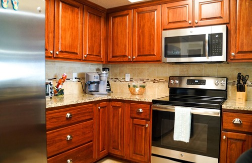 New Smyrna Beach Condominio | Resort style amenities in spacious condo with beach access and direct pool view.