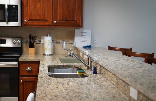 New Smyrna Beach Condominio | Resort style amenities in spacious condo with beach access and direct pool view.