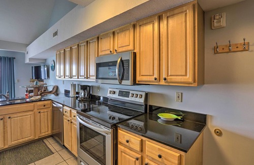 Put-in-Bay Condominio | Resort-Style Condo with Lake-View Balcony!