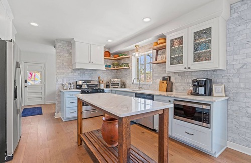 Gladstone Casa | Resort Style Home w/ Private Pool