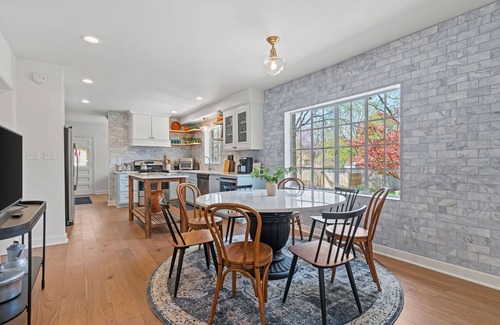 Gladstone Casa | Resort Style Home w/ Private Pool