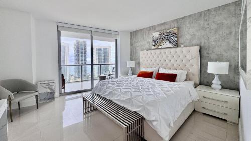 Hallandale Beach Apartamento | Resort-Style Living with Direct Ocean Views - 3BR Beauty