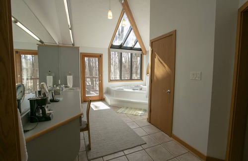 Oakland Hills at Geist Casa | Gran casa privada con piscina climatizada y bañera de hidromasaje. 20 minutos al centro!