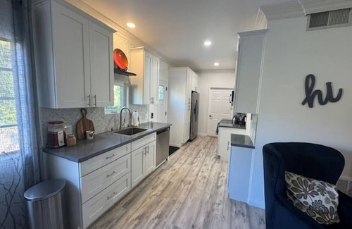 Cowan Heights Apartamento | Resort Style Living. 3 Bedroom Furnished Unit near Hiking Trail. Wifi & AC.