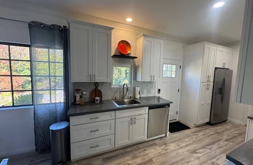 Cowan Heights Apartamento | Resort Style Living. 3 Bedroom Furnished Unit near Hiking Trail. Wifi & AC.