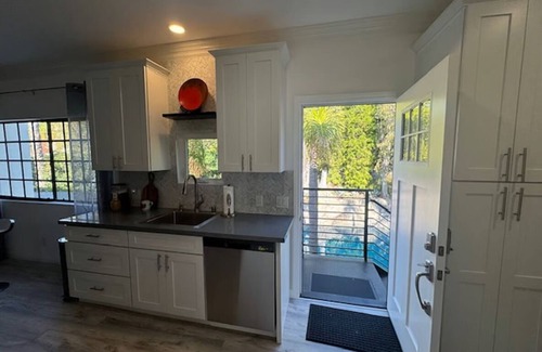 Cowan Heights Apartamento | Resort Style Living. 3 Bedroom Furnished Unit near Hiking Trail. Wifi & AC.