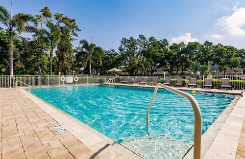 Sarasota Condominio | Resort Style Living in Private 2BR/2Bath Newly Remodeled End Unit with a Den