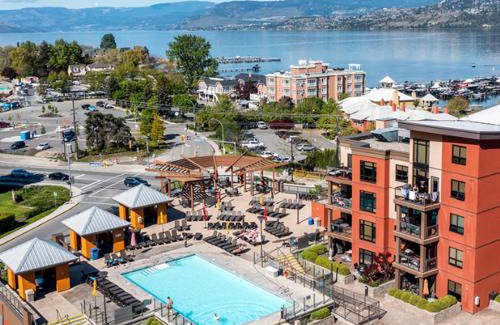 South Pandosy Apartamento | Resort Style Living with Private Lawn and Patio