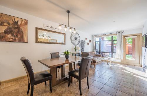 South Pandosy Apartamento | Resort Style Living with Private Lawn and Patio