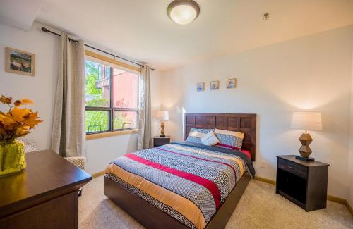 South Pandosy Apartamento | Resort Style Living with Private Lawn and Patio