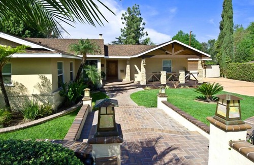 Fullerton Casa | Casa amigable para la familia con piscina a 10 minutos de Disneyland