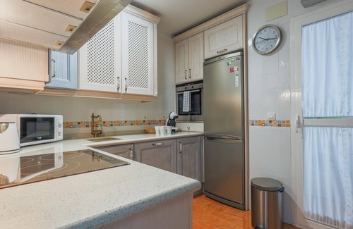 Poligono Sur Apartamento | Descanso y Elegancia en Sevilla. 4 px - 2 hab. WIFI y A/C.PARKING.