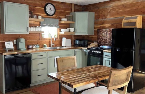 Sugar Tree Cabina | Rest & Go! Cozy Cedar Cottage off of I40 Exit 126