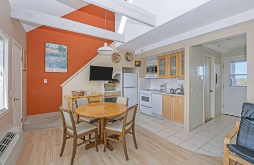 Napeague Apartamento | Restful 1BR w/ Loft,Top Floor & Close to the Beach