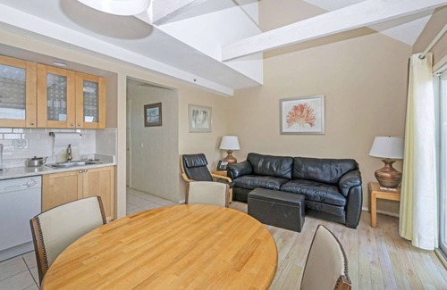 Napeague Apartamento | Restful 1BR w/ Loft,Top Floor & Close to the Beach