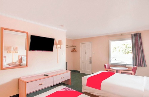 Durham Hotel | Restful Suburban Spot w/ Full Beds + Parking Near Tobacco Campus